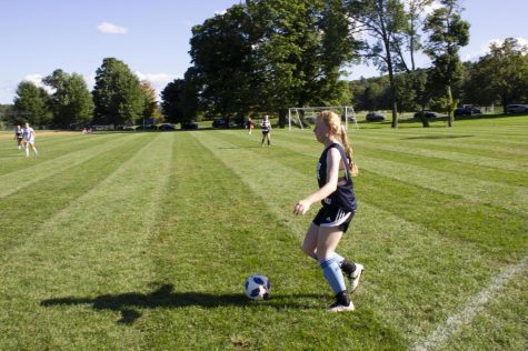 Bonnie Dana ’19 passes the ball on Taylor Fields.