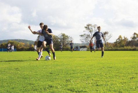 Luke Gardiner ’21 fights for the ball.