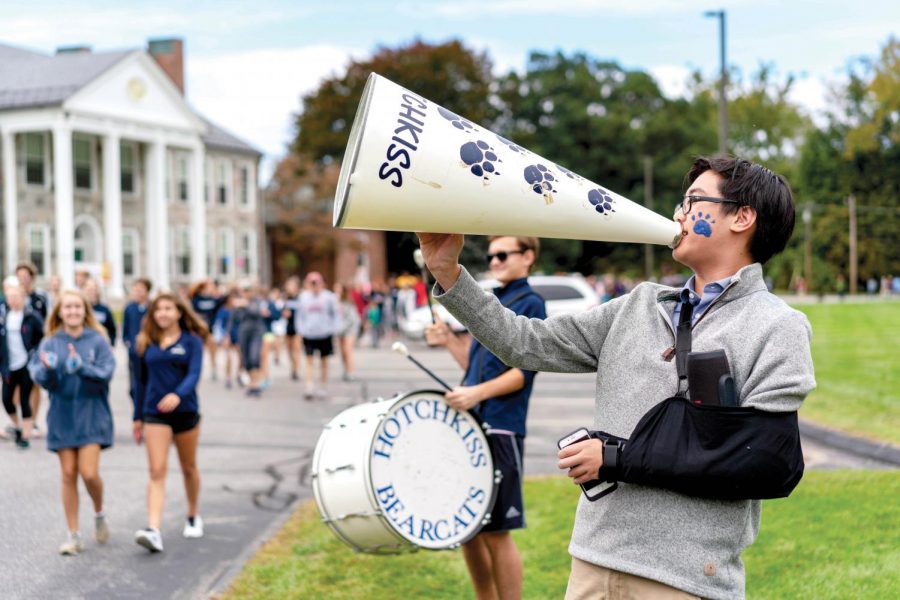 Daniel Pai ’19 and Jack Kempczinski ’20 cheer on walkers as they participate in the annual Crop Walk last Sunday.