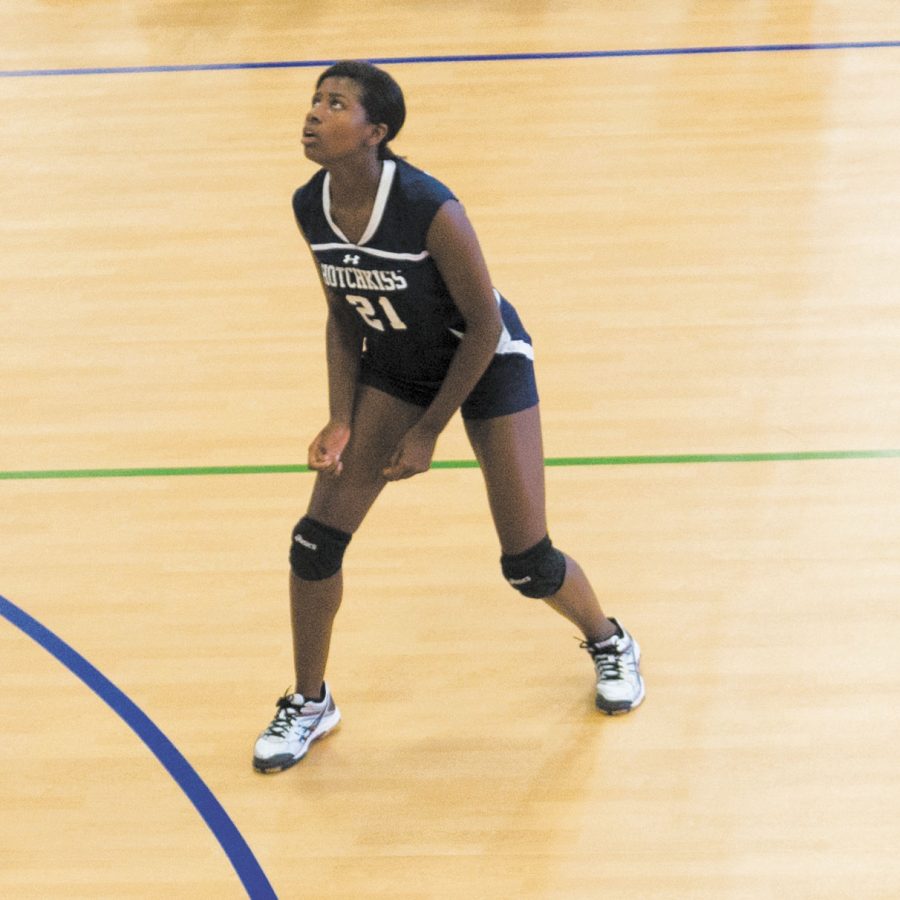 Nia Warren ’19 prepares to dig the ball against Taft.