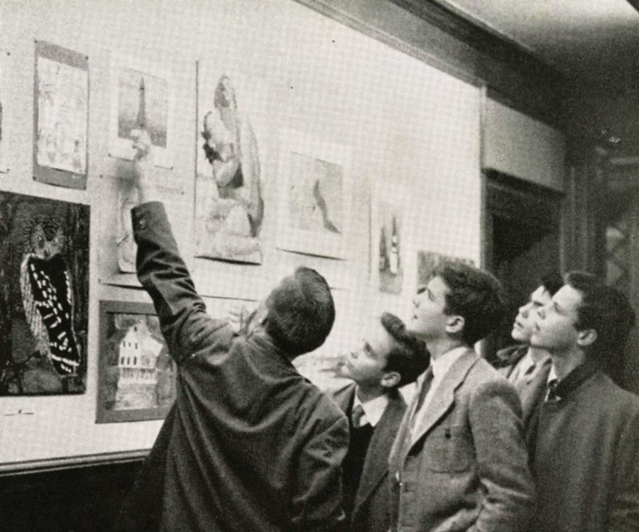 In a photo featured in the 1955 Mischianza, students examine their peers’ artwork on the third floor of the library.