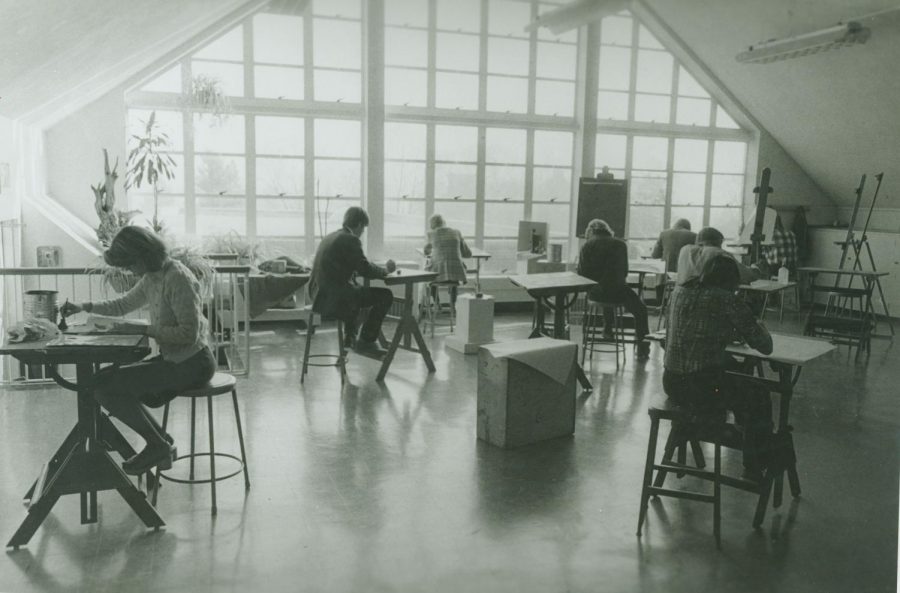 Art students work in what is now the Hatch Classroom in the Edsel Ford Memorial Library in 1981.