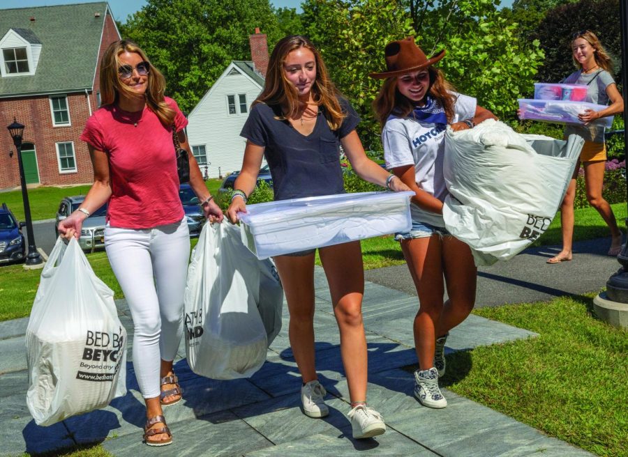 Redlich proctor Isabella Giordano ’20 helps Cate Barry ’23 and her mother move into the dorm.