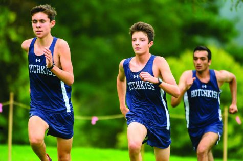 Boys Varsity Cross Country Runs as a Pack