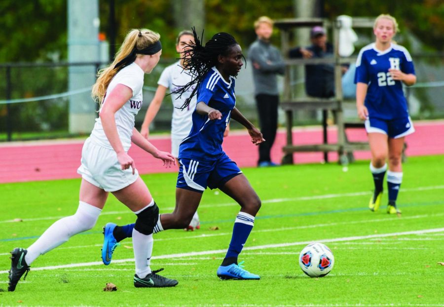 Louisa Essuman ’20 dribbles through defenders.