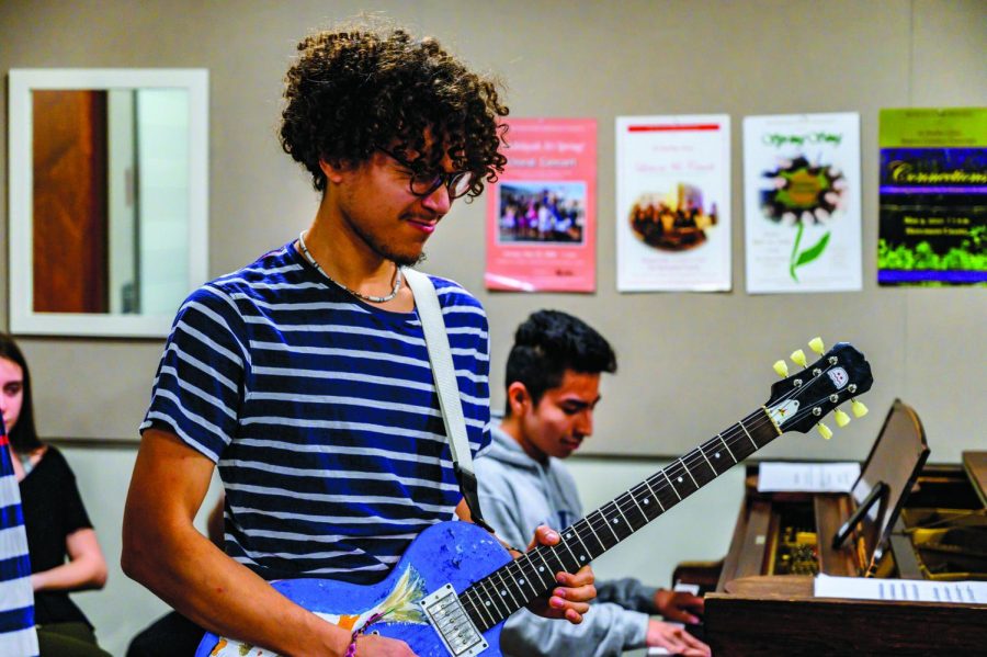 Desmond Teague ’20 plays electric bass at a rehearsal for the Student Music Show.