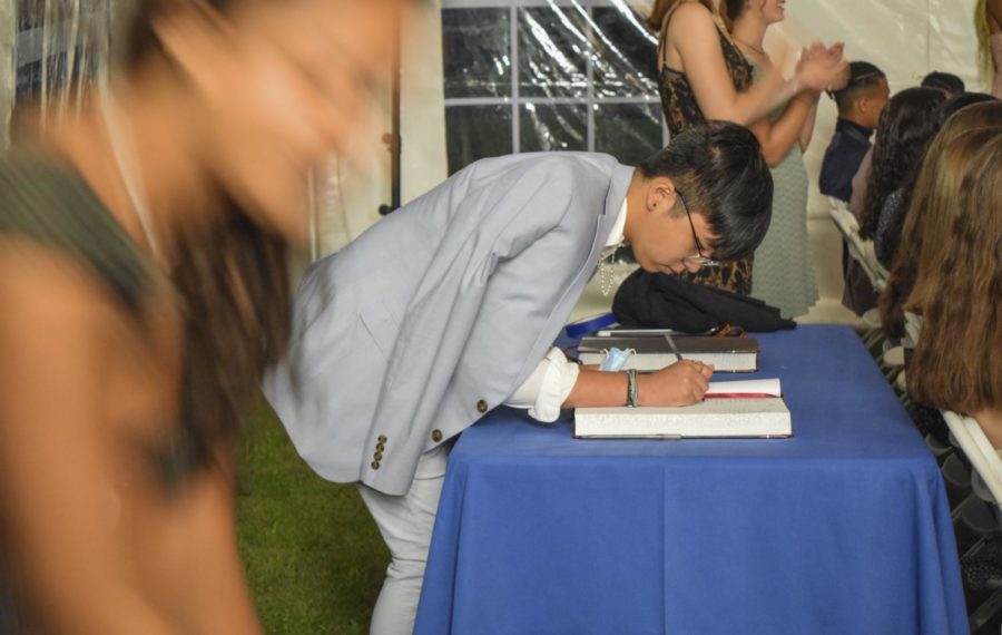 Richard Lu ’24 signing his name.