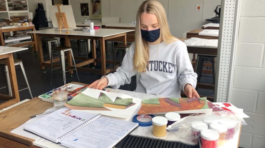 Aurora Smedvig ’22 works on her paintings in the Art Studio.