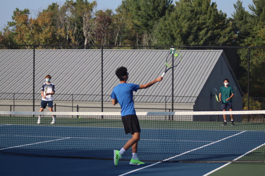 Jerry Qiao ’22 returns a volley.