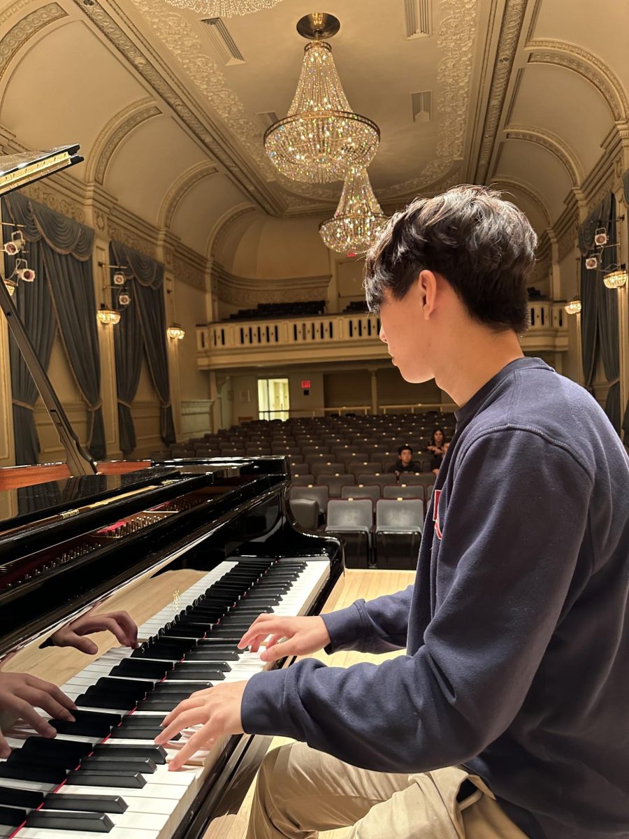 Li+is+an+award-winning+pianist+who+performs+frequently+in+recitals.