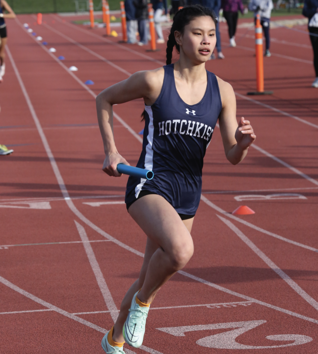 Christa+runs+in+the+4x400+Meter+relay.